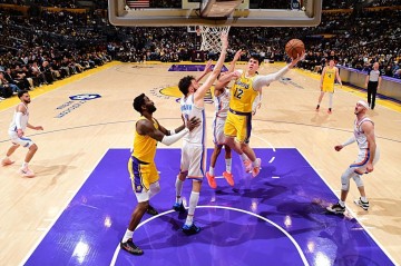 开云体育官网-能力实在是太平庸了，但侧翼新星竟然能够在湖人坐上先发位置？