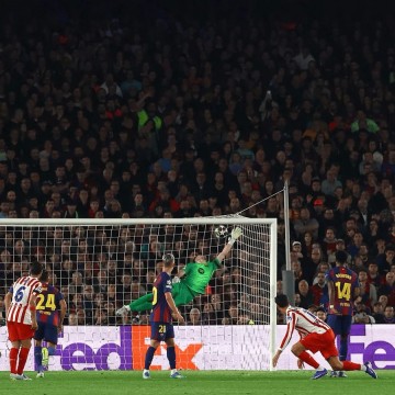 开云体育中国官网-脚法出色！阿尔瓦雷斯本赛季对皇马/巴萨都有直接任意球破门